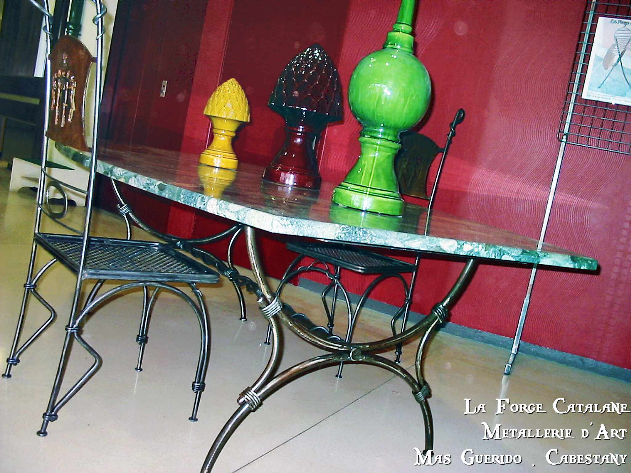 table en fer plateau en marbre  forge catalane.jpg
